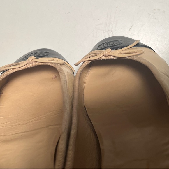 CHANEL Two-Tone Beige and Black Flats - Picture 10 of 10